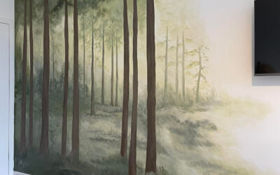 Artystyczny malunek ścienny – drzewa, leśna polana na ścianie w sypialni