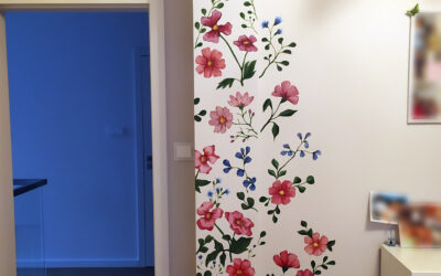 Artystyczne malowanie ścian – kolorowe kwiaty